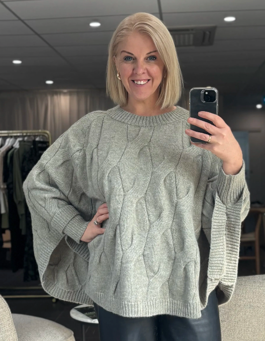 Cable poncho sage