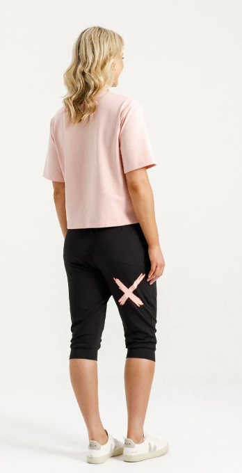 3/4 Apartment pants Black w blossom berry