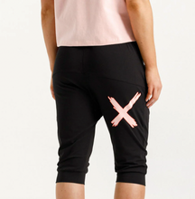 Load image into Gallery viewer, 3/4 Apartment pants Black w blossom berry
