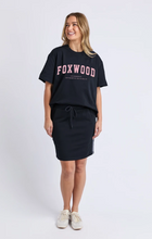 Load image into Gallery viewer, Interval tee navy w pink
