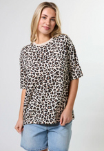 Load image into Gallery viewer, Porter tee leopard
