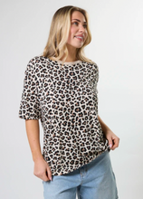 Load image into Gallery viewer, Porter tee leopard
