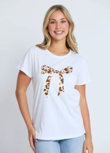 Load image into Gallery viewer, Classic tee white summer leopard bow
