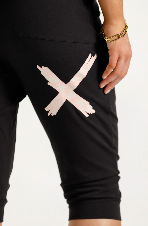 3/4 Apartment pants Black w blossom daisy