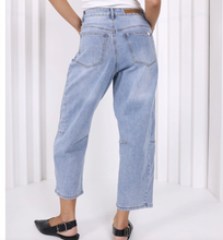 Load image into Gallery viewer, Toni barrel jean - light blue
