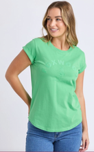 Load image into Gallery viewer, Effortless tee irish green
