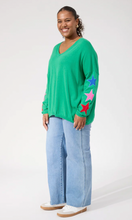 Load image into Gallery viewer, Vermont star v neck jumper - green
