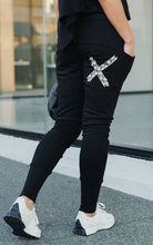 Load image into Gallery viewer, Apartment pants winter - Black w graphite daisy
