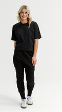 Load image into Gallery viewer, Apartment pants winter - Black w graphite daisy
