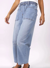 Load image into Gallery viewer, Leo barrel jeans light blue
