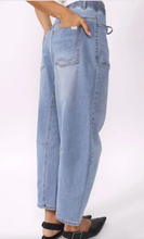 Load image into Gallery viewer, Leo barrel jeans light blue
