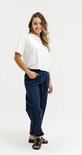 Load image into Gallery viewer, Barrel jeans indigo wash
