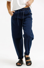 Load image into Gallery viewer, Barrel jeans indigo wash

