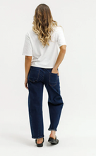 Load image into Gallery viewer, Barrel jeans indigo wash
