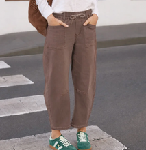 Load image into Gallery viewer, Leo barrel jean chocolate
