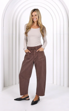 Load image into Gallery viewer, Leo barrel jean chocolate
