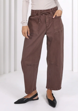 Load image into Gallery viewer, Leo barrel jean chocolate
