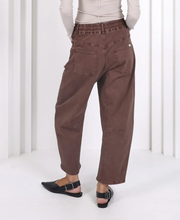 Load image into Gallery viewer, Leo barrel jean chocolate
