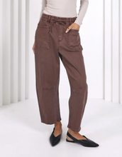 Load image into Gallery viewer, Leo barrel jean chocolate
