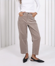 Load image into Gallery viewer, Toni barrel jean cord latte
