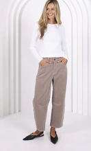 Load image into Gallery viewer, Toni barrel jean cord latte
