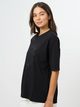 Load image into Gallery viewer, Porter tee black rotation

