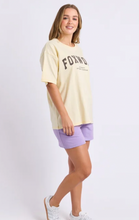 Load image into Gallery viewer, Interval tee butter cream chocolate
