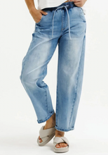 Load image into Gallery viewer, Barrel jeans sky wash
