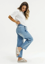 Load image into Gallery viewer, Barrel jeans sky wash
