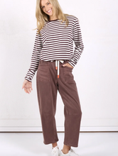 Load image into Gallery viewer, Carter barrel jean chocolate
