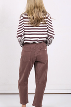 Load image into Gallery viewer, Carter barrel jean chocolate
