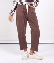 Load image into Gallery viewer, Carter barrel jean chocolate

